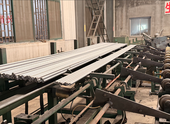 kupić Wysokiej precyzji CK45 Indukcyjna utwardzona chromowa pręta tłokowa z twardością HRC 55-63 i Ra 0,2-0,4 Grubość powierzchniowa dla cylindrów hydraulicznych produkcja online