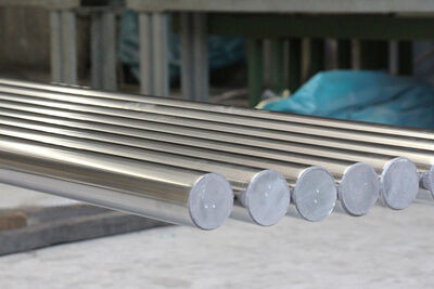 1000-8000 mm chromowa pręta tłokowa z wytrzymałością na rozciąganie 800-1000 MPa i twardością HRC 60-65 do zastosowań w cylindrach hydraulicznych i silnikach